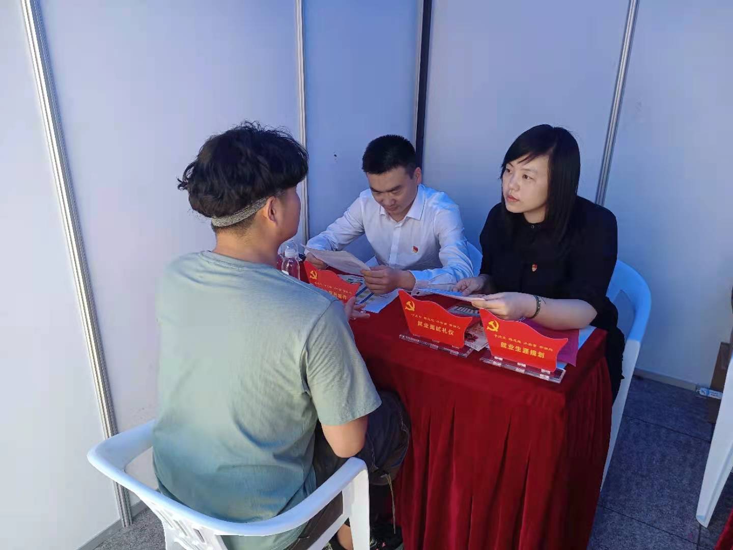 党员教师成立护航毕业生“就业实习”服务队.jpg